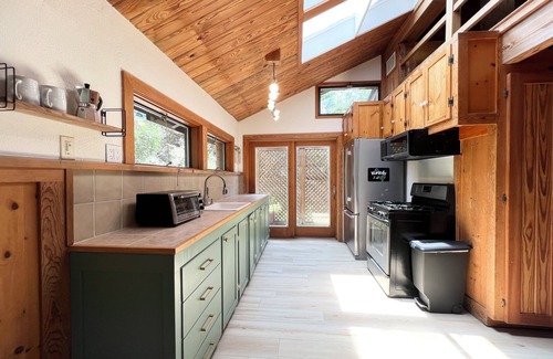 Dripping Springs Cabin | Inviting Woodsy Cabin Retreat, Near Downtown Dripping Springs