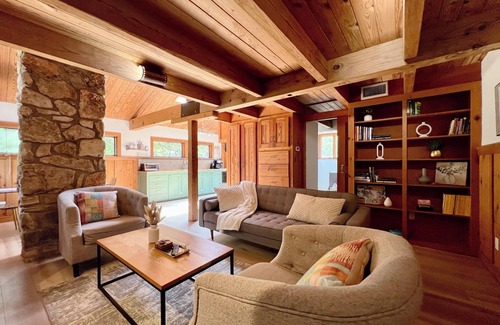 Dripping Springs Cabin | Inviting Woodsy Cabin Retreat, Near Downtown Dripping Springs