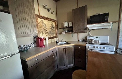 Buck Lake Cabin | Charming Cabin Retreat Steps from the Lake – Rated 9.8/10