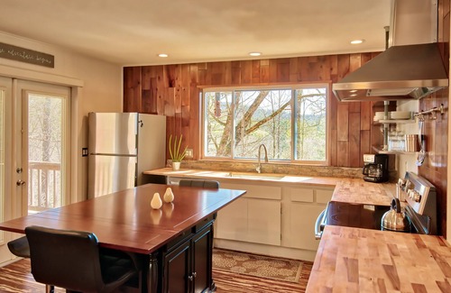 Mirror Lake Cottage | Highlands/Mirror Lake Retreat: Scenic Views & Top Amenities