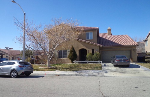 Lancaster Villa | Cozy Private Room: Guest Rated 10/10 with Hot Tub & Kitchen