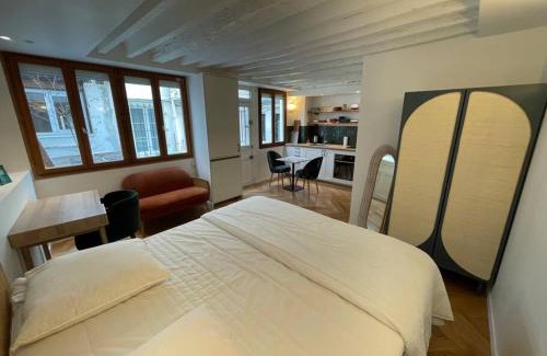 Quartier de Rochechouart Apartment | Charming Stay at Cozy Studio Paris: Family-Friendly Retreat