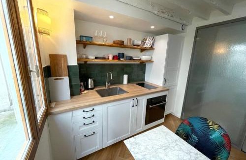 Quartier de Rochechouart Apartment | Charming Stay at Cozy Studio Paris: Family-Friendly Retreat