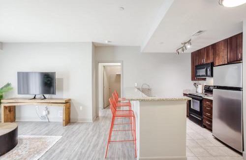 Downtown Cincinnati Apartment | CozySuites at the Banks gym pool 08