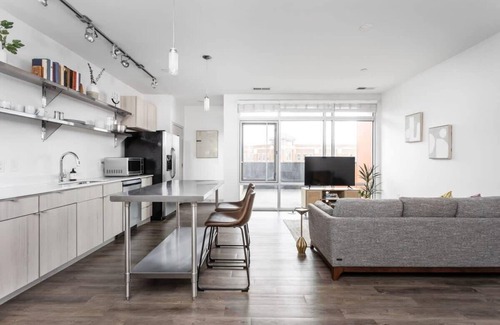 Downtown Indianapolis Apartment | Top-Rated CozySuites: Trendy 1BR, Bottleworks Indy
