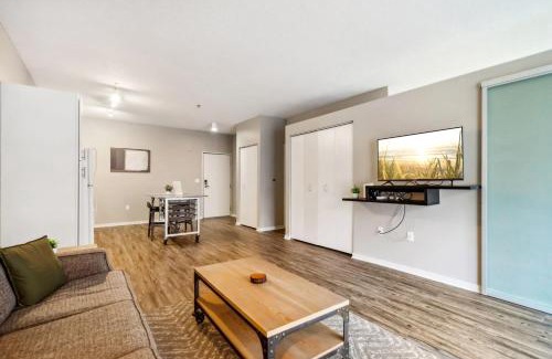 Mill District Apartment | Pet-Friendly CozySuites Mill District with Gym, Rated 8.5/10