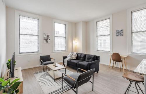 Downtown Cincinnati Apartment | CozySuites Sky Central #14