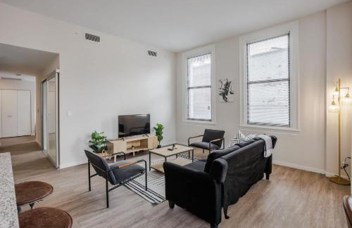 Downtown Cincinnati Apartment | CozySuites Sky Central #14