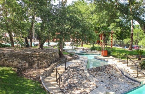 Barton Hills Apartment | Cozysuites Studio Skyline Barton Creek 282