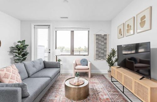 Meridian-Kessler Apartment | Stylish 2BR CozySuites in Meridian Kessler - Pet Friendly