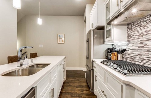 Old East Dallas House | Modern Cozysuites Uptown 3BR with Rooftop Skyline Views