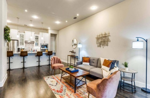 Old East Dallas House | Modern Cozysuites Uptown 3BR with Rooftop Skyline Views