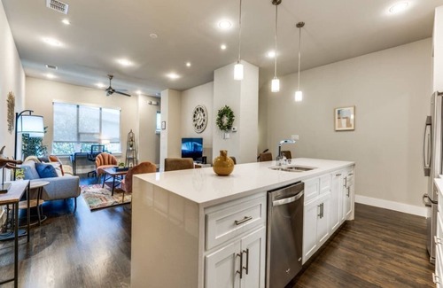Old East Dallas House | Modern Cozysuites Uptown 3BR with Rooftop Skyline Views