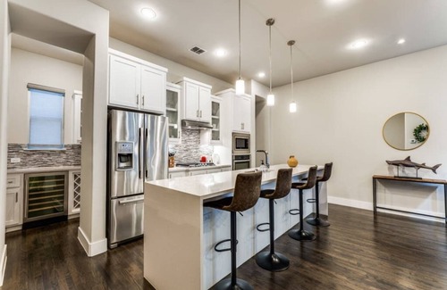 Old East Dallas House | Modern Cozysuites Uptown 3BR with Rooftop Skyline Views