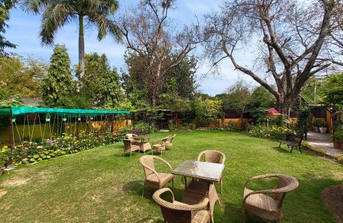New Delhi Bed & Breakfast | Comfortable Cp Villa: Enjoy Rooms with Patio & Breakfast