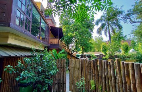 New Delhi Bed & Breakfast | Comfortable Cp Villa: Enjoy Rooms with Patio & Breakfast