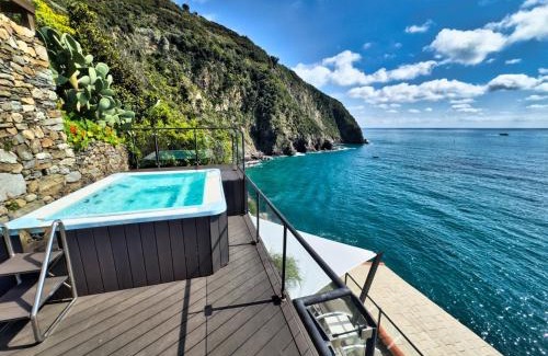 Riomaggiore House | Pet-Friendly Retreat at Crêuza de Mä - 10/10 Guest Rated