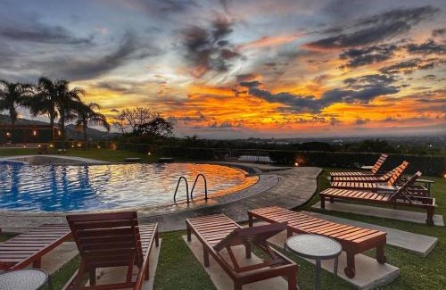 Santa Ana Apartment | Elegant CR Mariposa Rentals: Lakeview Penthouse & Amenities