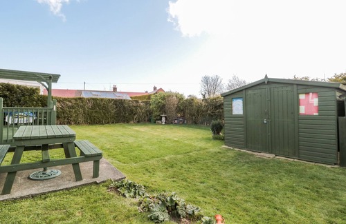 Embleton Cottage | Guest Rated 10/10: Family-Friendly Cra-na-ge with Kitchen