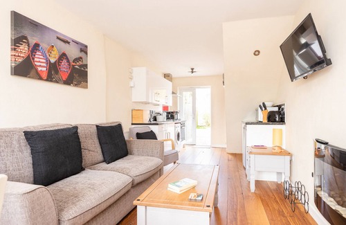 Newquay Cottage | Cozy Crab Cottage with Ocean Views near Mawgan Porth