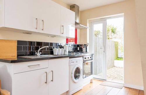 Newquay Cottage | Cozy Crab Cottage with Ocean Views near Mawgan Porth