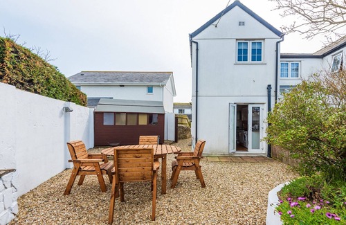Newquay Cottage | Cozy Crab Cottage with Ocean Views near Mawgan Porth