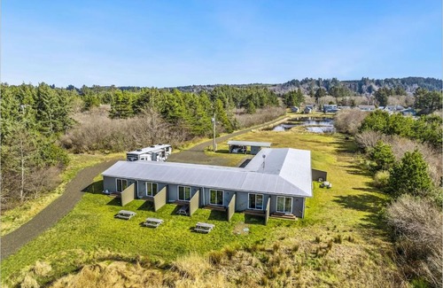 Raymond House | Cozy Crab Pot Condo: Pet-Friendly Retreat with High Ratings