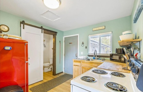 Raymond House | Cozy Crab Pot Condo: Pet-Friendly Retreat with High Ratings