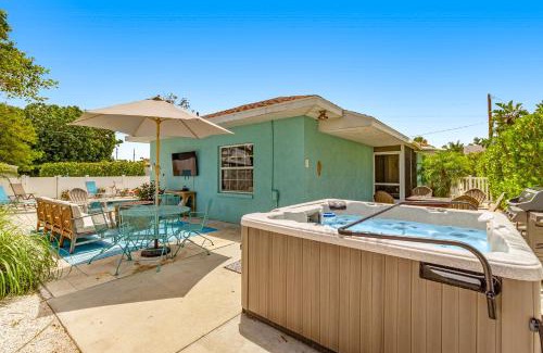 Holmes Beach House | Crab Shack #A: 4-Star Getaway with Pool & Family Fun