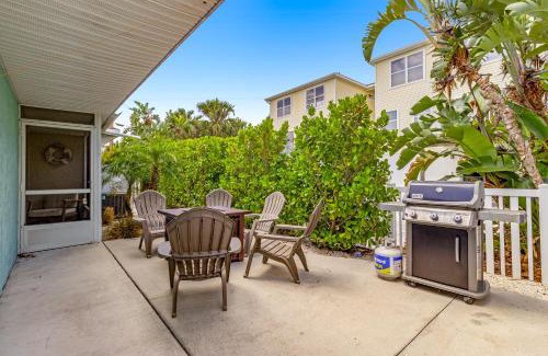 Holmes Beach House | Crab Shack #A: 4-Star Getaway with Pool & Family Fun