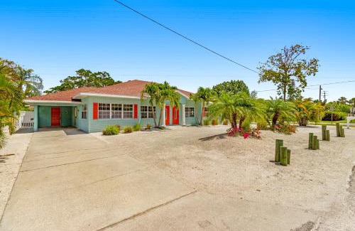 Holmes Beach House | Crab Shack #A: 4-Star Getaway with Pool & Family Fun