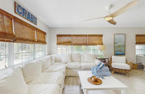 Holmes Beach House | Crab Shack #A: 4-Star Getaway with Pool & Family Fun