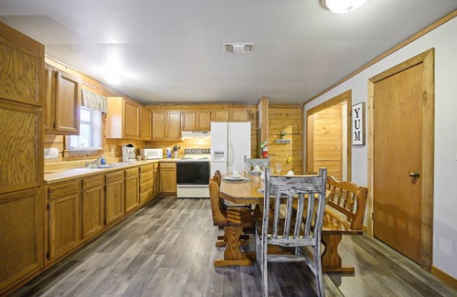Broken Bow Cabin | Cozy Crabapple Cove: 2 Bedroom Retreat on Fishing Pond