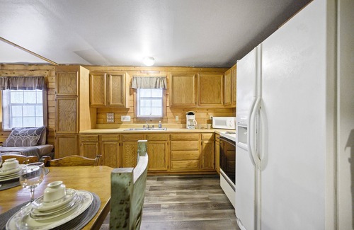 Broken Bow Cabin | Cozy Crabapple Cove: 2 Bedroom Retreat on Fishing Pond
