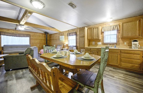 Broken Bow Cabin | Cozy Crabapple Cove: 2 Bedroom Retreat on Fishing Pond