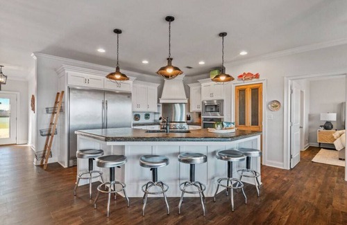 Hackberry House | Waterfront Crabbit Cabin: 10/10 Rated & Pet Friendly Getaway