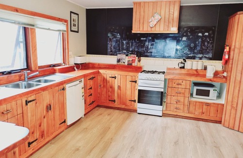 Moina Cottage | Scenic Cradle Alpine Retreat: Cozy Cottage with Lake View
