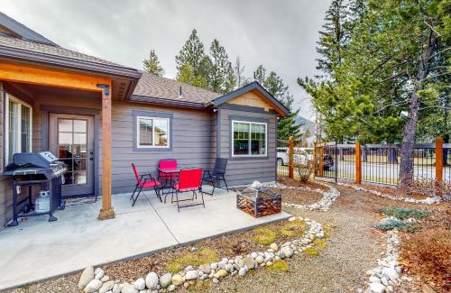 Sandpoint House | Inviting Craftsman Comforts: Pet & Child Friendly Retreat