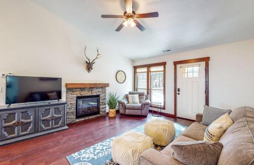 Sandpoint House | Inviting Craftsman Comforts: Pet & Child Friendly Retreat