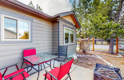 Sandpoint House | Inviting Craftsman Comforts: Pet & Child Friendly Retreat