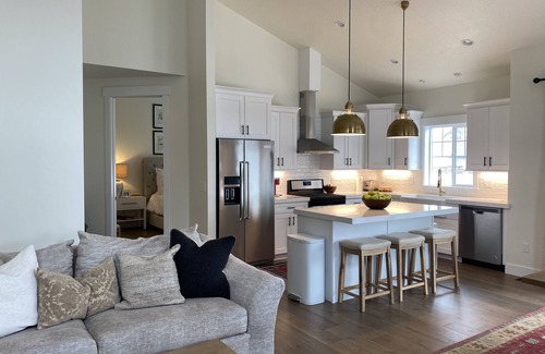 Murray House | Craftsman Home: Ideal Getaway Near Shops and Mountains