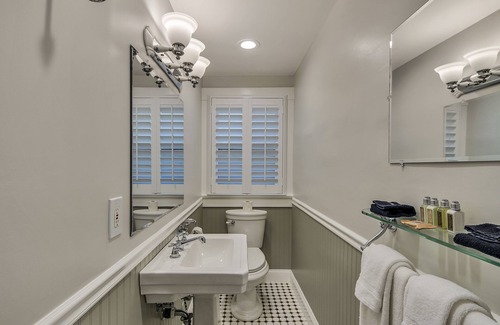 Calistoga Bed & Breakfast | Inviting Craftsman Inn: Rated 9/10 with Hot Tub & Breakfast