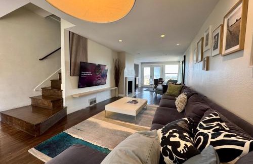 Rainier Valley House | Scenic Craftsman Hotel Overlooking Seattle's Skyline