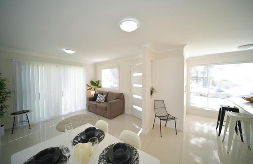 Oxley Park House | Family-Friendly Craig's Place: 4-Star Getaway in Western Sydney