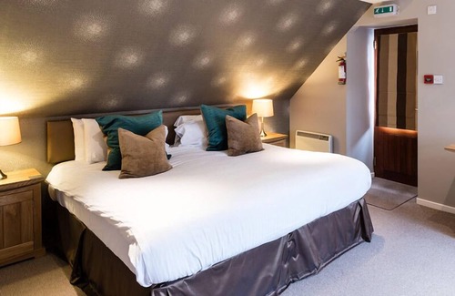 Pitlochry Bed & Breakfast | Escape to Craigatin House & Courtyard: Guest Rated 9.8