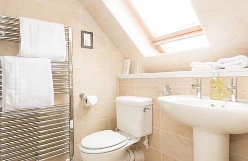 Pitlochry Bed & Breakfast | Escape to Craigatin House & Courtyard: Guest Rated 9.8