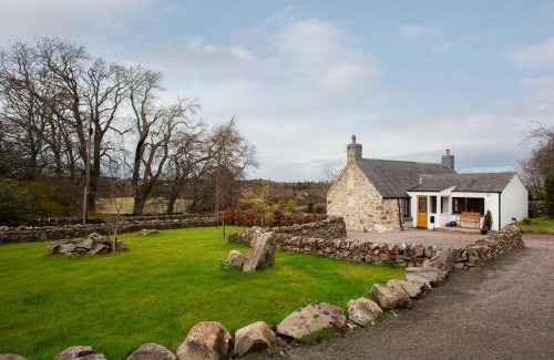 Balloch House | Craigellachie Cottage: Pet-Friendly Retreat with Top Ratings