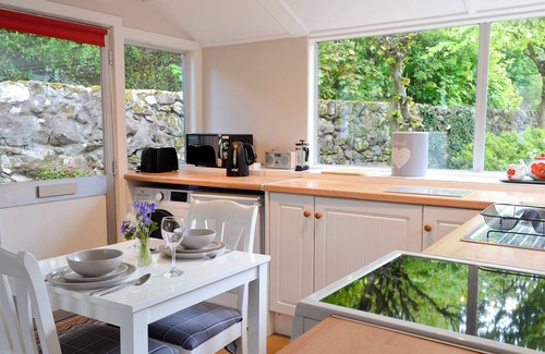 Rockcliffe Cottage | Prime Beachside Location with Ocean View & Pet-Friendly Stay