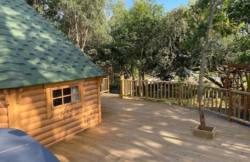 Inverurie Apartment | Relaxing Craigshannoch Lodge with Hot Tub in Nature