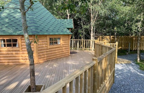 Inverurie Apartment | Relaxing Craigshannoch Lodge with Hot Tub in Nature